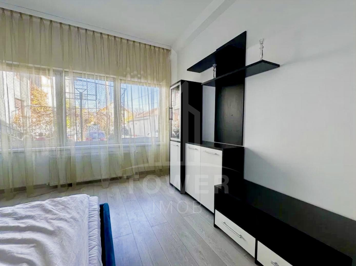 De inchiriat Apartament modern 3 camere cu curte privată şi parcare - Poză 3