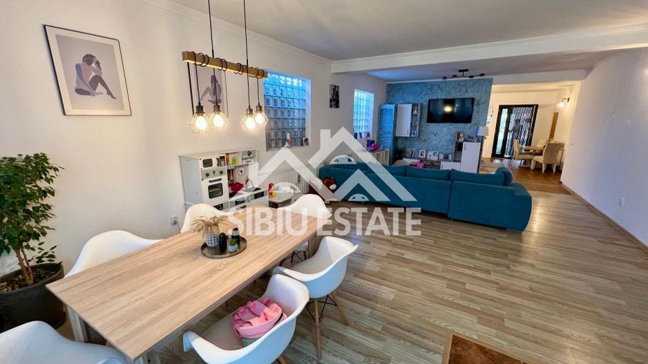 Casa moderna, spațioasa, curte generoasa pe un nivel în Sura Mare - Poză 4