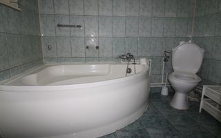 ideal pentru studenti sau o familie, cladire istorica, centrala proprie - Poză 3