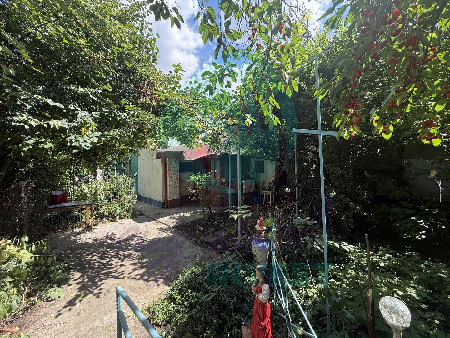 "Casa bunicii" pe un lot de teren de 307 mp - Poză 1