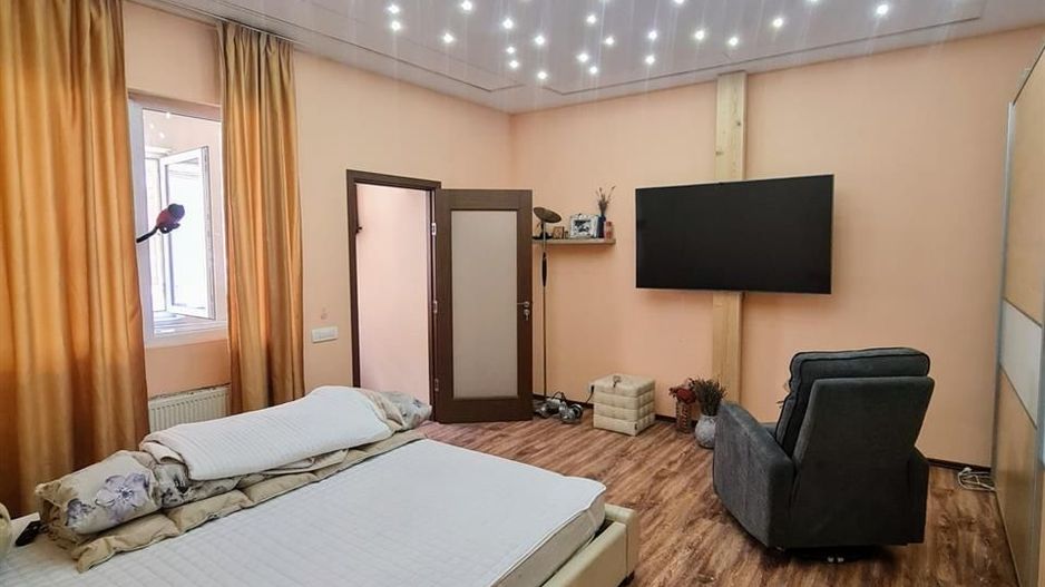 Casa centrala la curte comuna - Poză 1