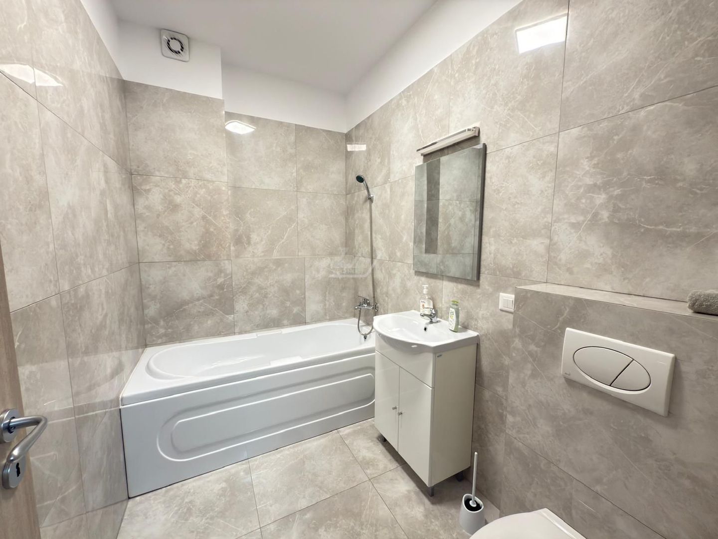 Apartament tip studio. Loc de depozitare in pod. Asfalt. - Poză 5