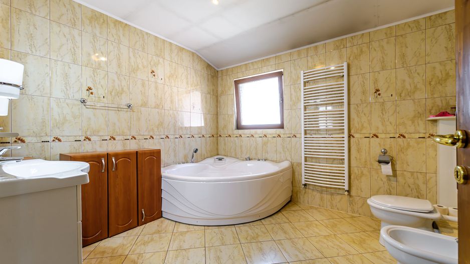 Casă superbă cu 6 camere, gradină și terasă, în centrul Aradului. - Poză 8