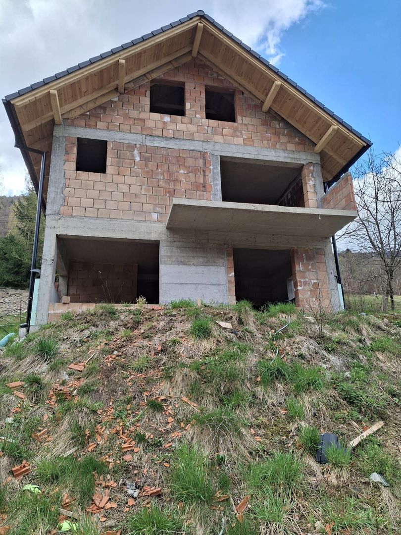 Casa la rosu– teren 706 mp – Gura Raului – vedere panoramica - Poză 2