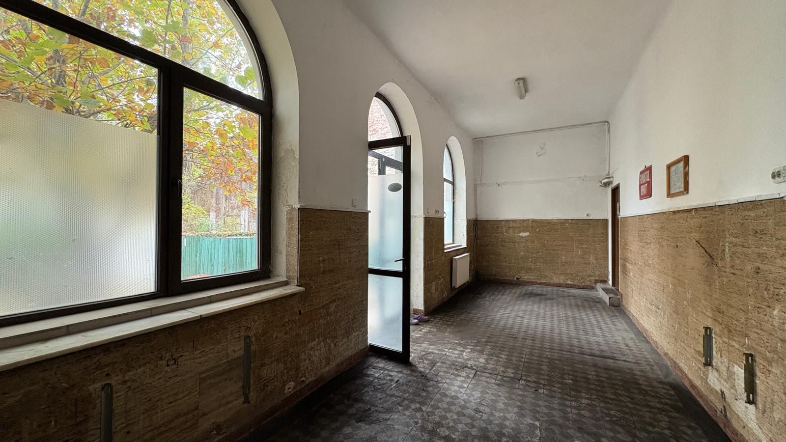 Imobil comercial si piscina functioala Piata Victoriei - Poză 3