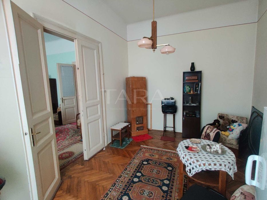 Apartament în casă interbelică, zonă centrală, curte comună și terasa - Poză 2