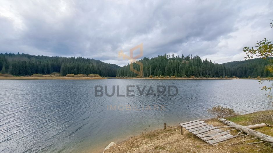 Proprietate unica! Teren generos cu iesire la lac! - Poză 1
