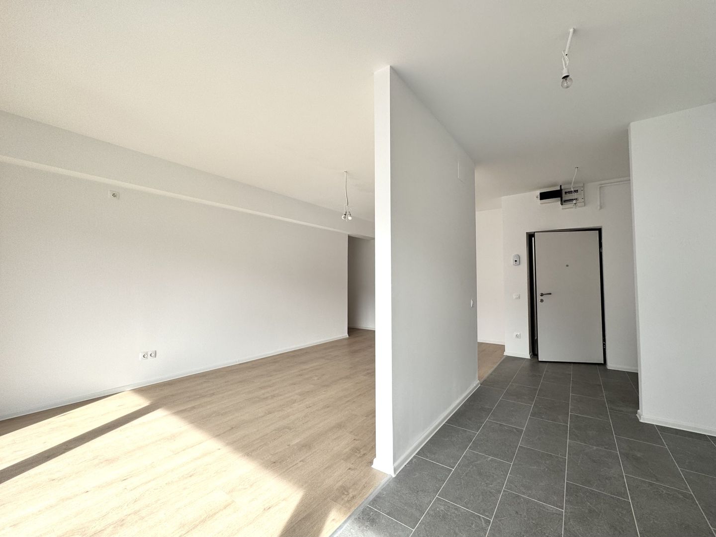 3 camere. Dormitor matrimonial cu baie en-suite. 83 mp Utili. - Poză 6