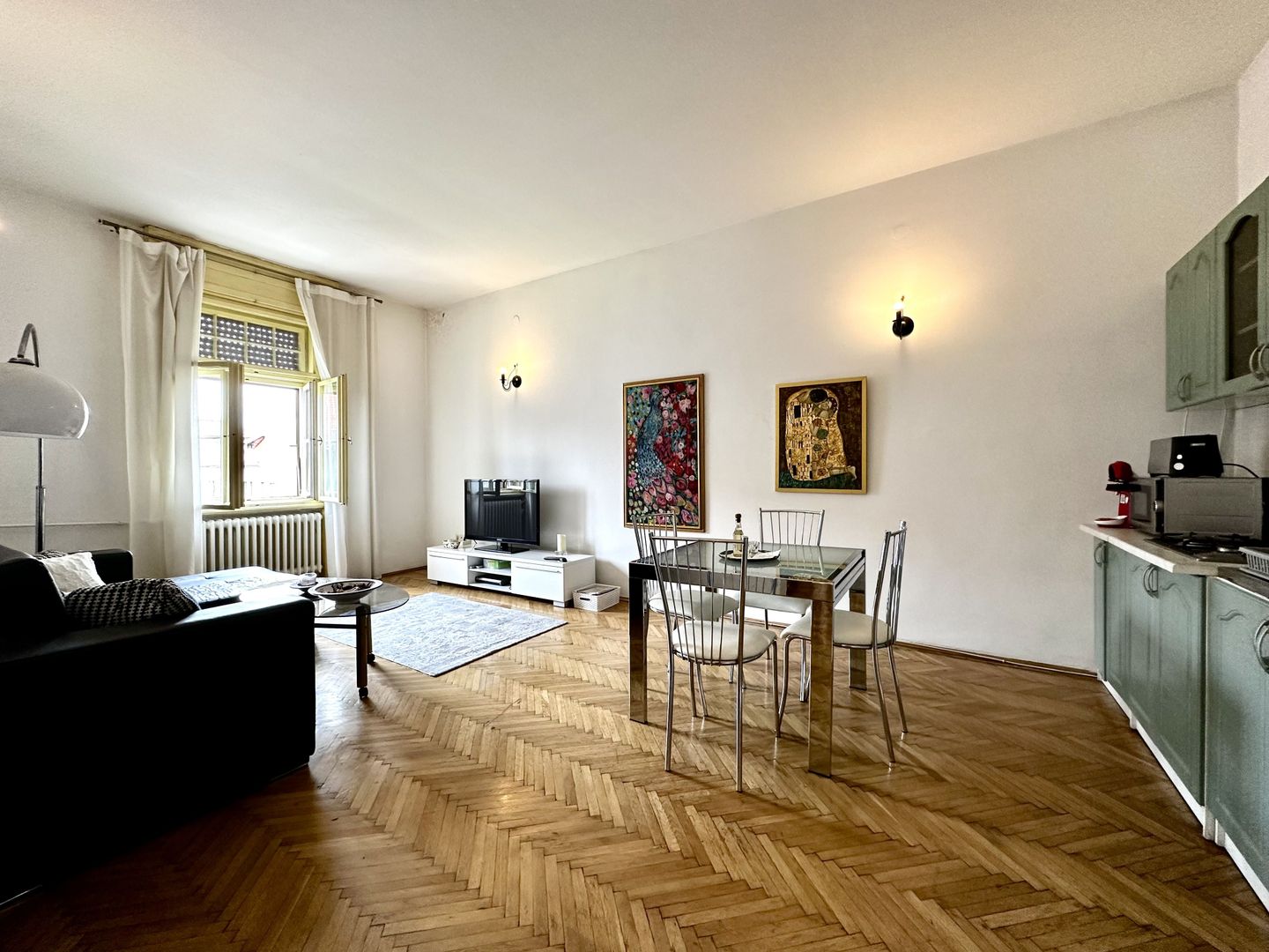 Apartament cu 2 camere,  clasic si boem, cu vedere in Piață Victoriei - Poză 2