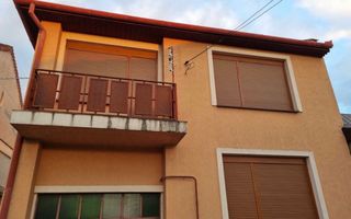 Casa centrala cu etaj - Poză 1
