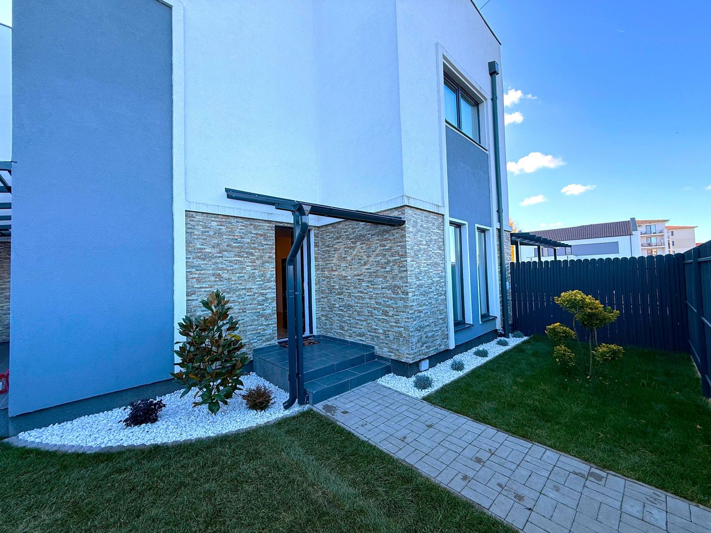 Casa moderna si cocheta. Locatie excelenta. Curte amenajata. Loc de parcare. - Poză 30