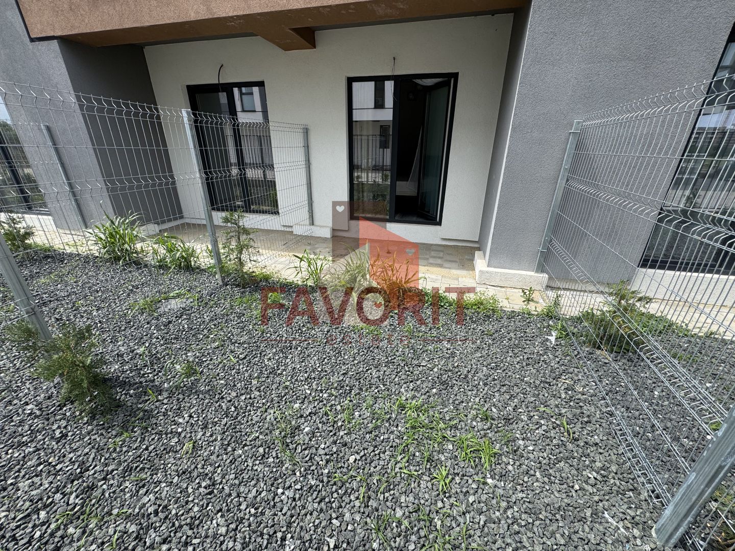 Mobilat si utilat. 2 locuri de parcare. Curte privata in CF - Poză 9