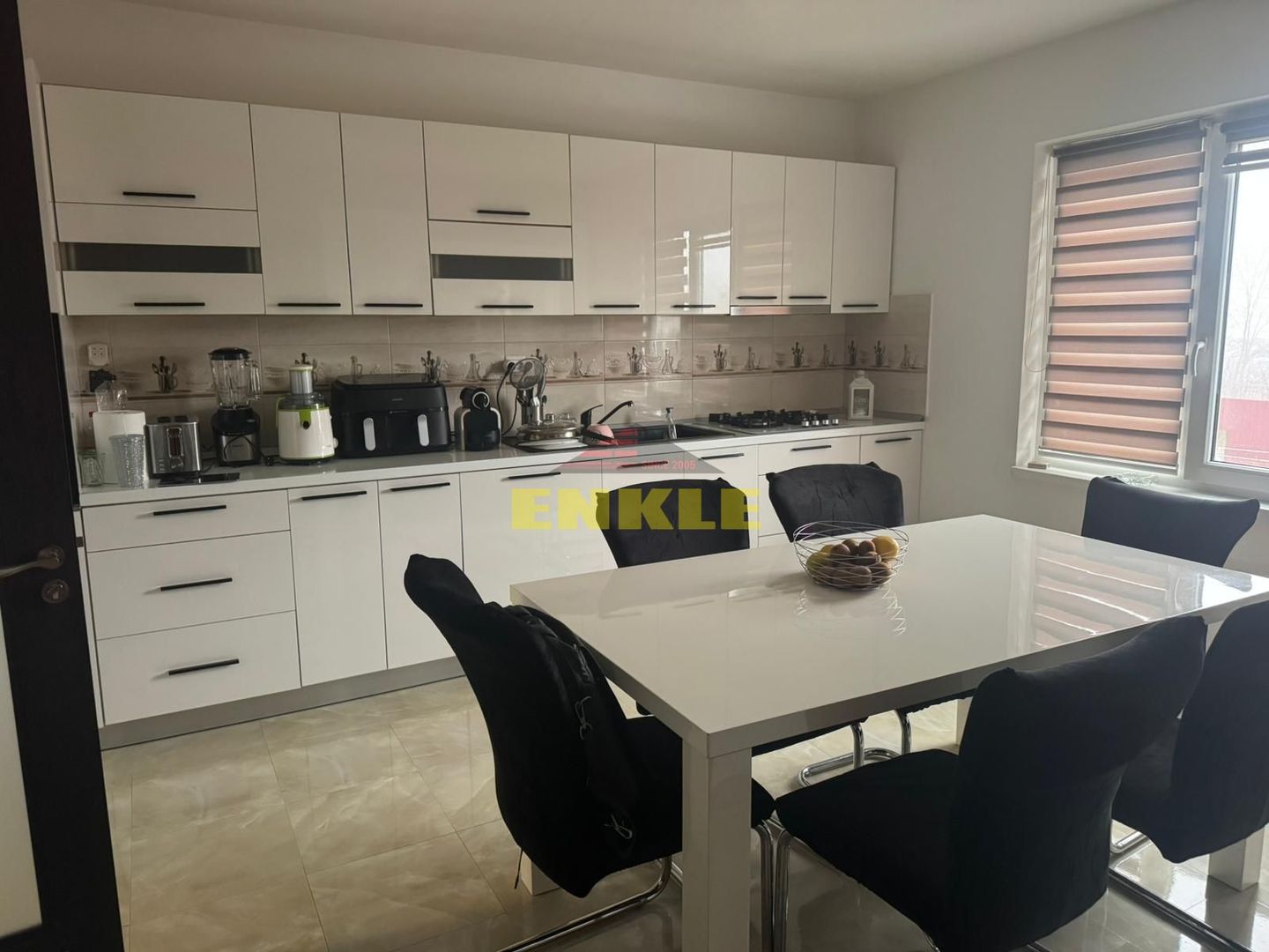 Oportunitate excelentă – teren generos + casă MOBILATĂ UTILATĂ - Poză 1