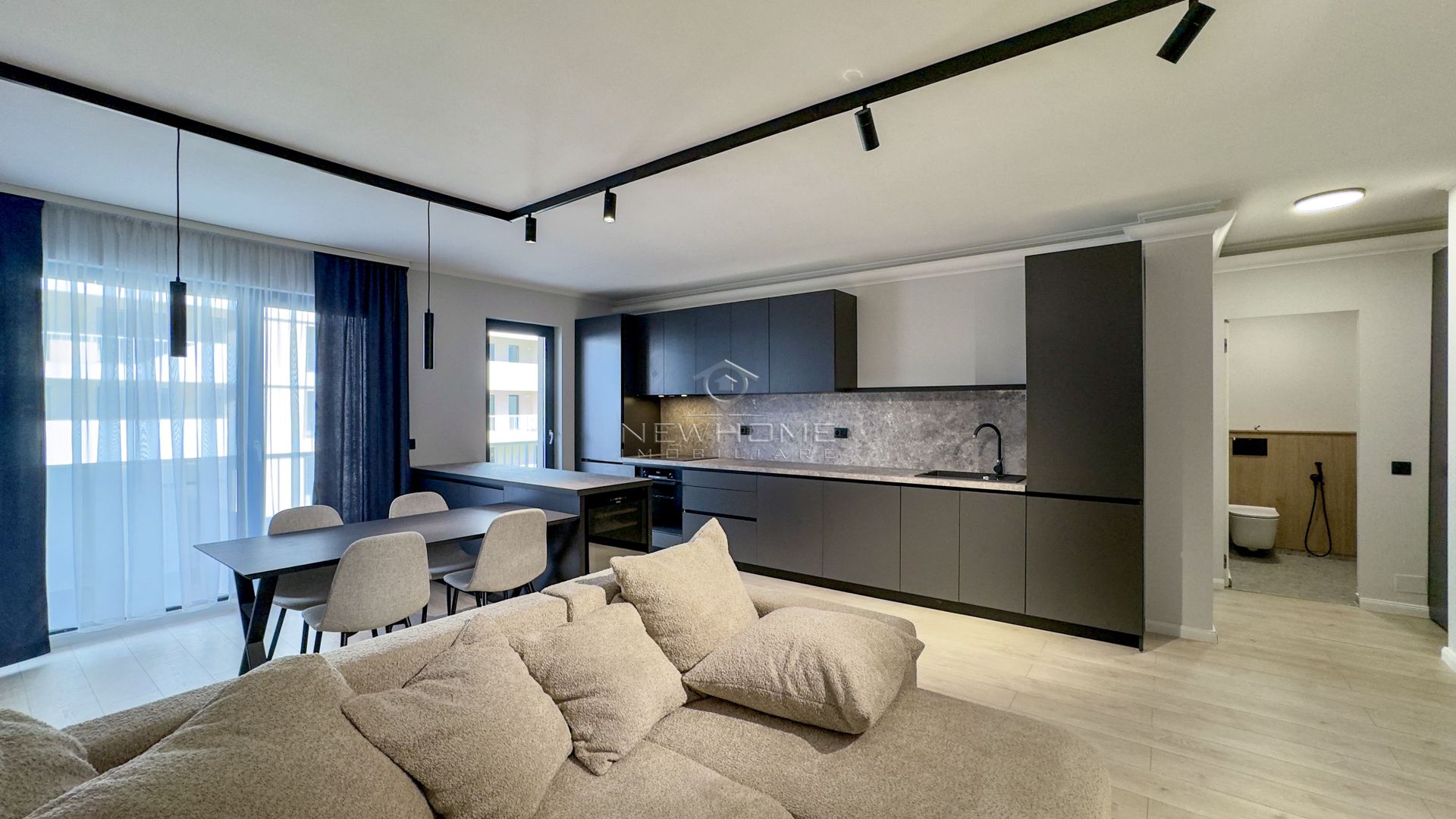 Apartament cu 2 camere, zona Str Eroilor - Poză 1