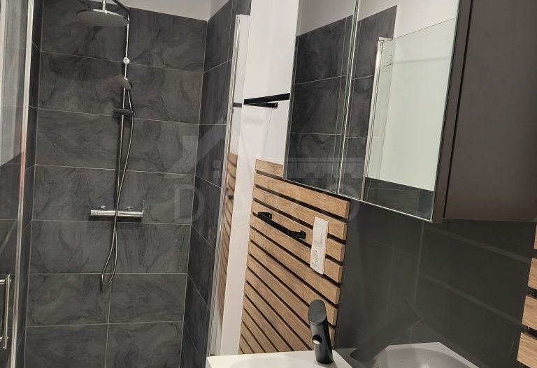 Ap cu 2 camere in centru, decomandat - Poză 2