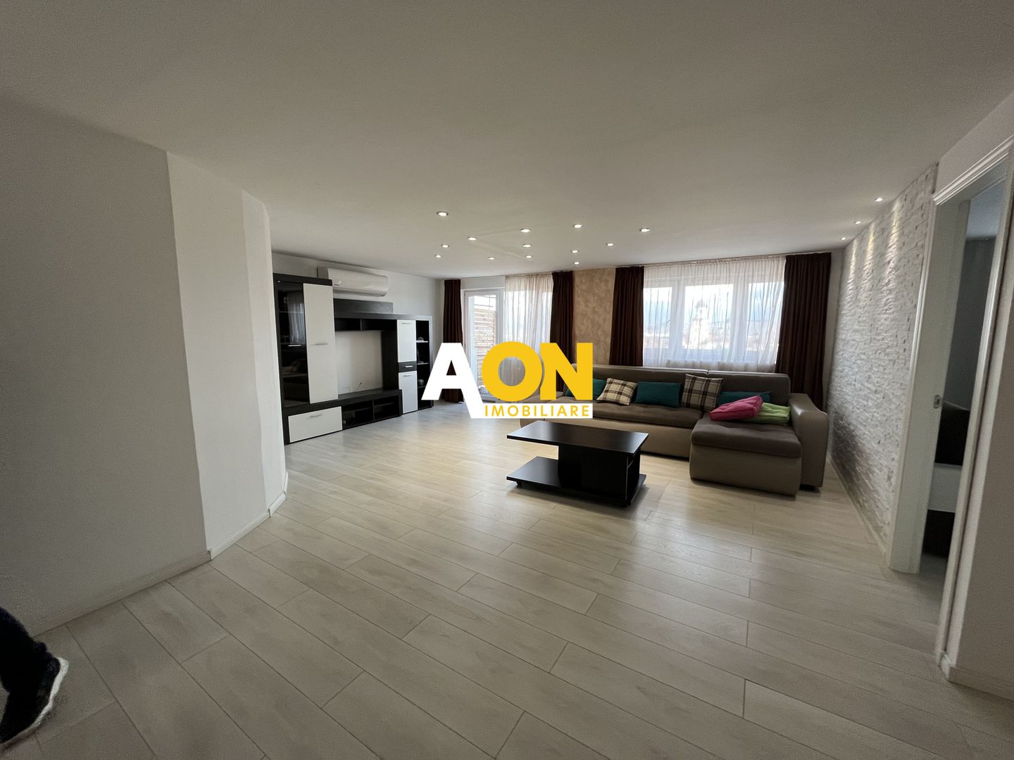 Apartament cu 3 camere de inchiriat, 100mp utili, garaj, priveliste - Poză 1