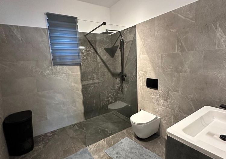 Vând apartament cu trei camere - Poză 6