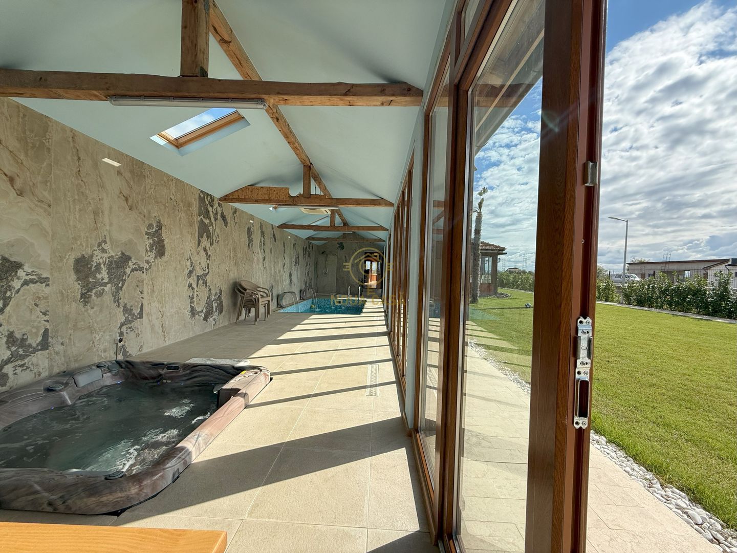 Vila de vanzare in APA-NORD  cu 2 Piscine/Zona de Relaxare/Acces lac - Poză 20