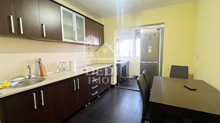 Apartament 3 camere de vanzare in zona Rogerius, Oradea - Poză 2