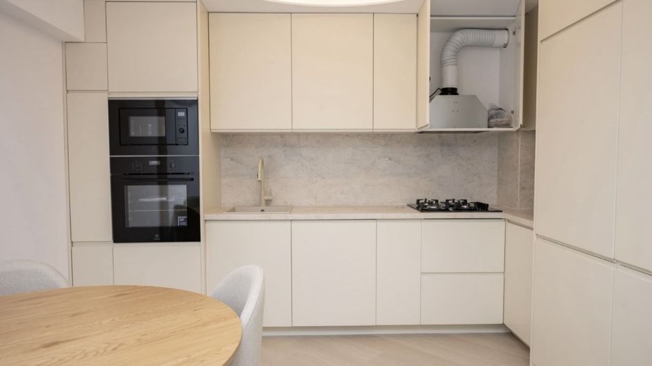 INCHIRIERE APARTAMENT 3 CAMERE COMPLEX CORTINA NORTH PIPERA - Poză 2