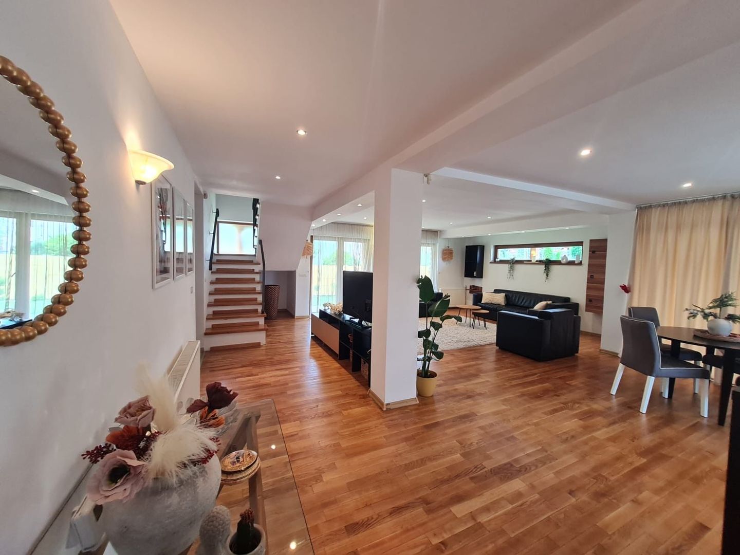 Vila spațioasă și recent renovată în Ghiroda! - Poză 58