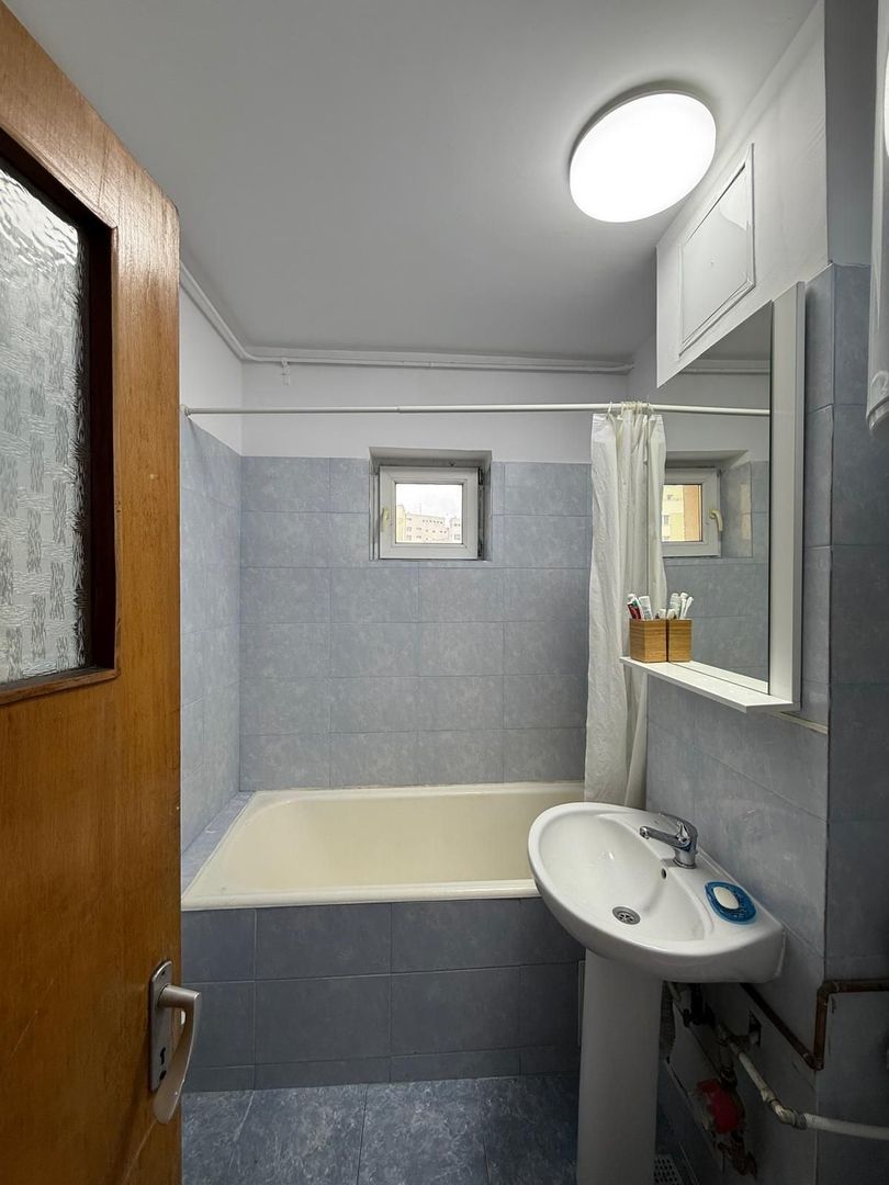 De vânzare 4 camere, spațios, 2 băi, 2 balcoane, lângă Mega Mall - Poză 9