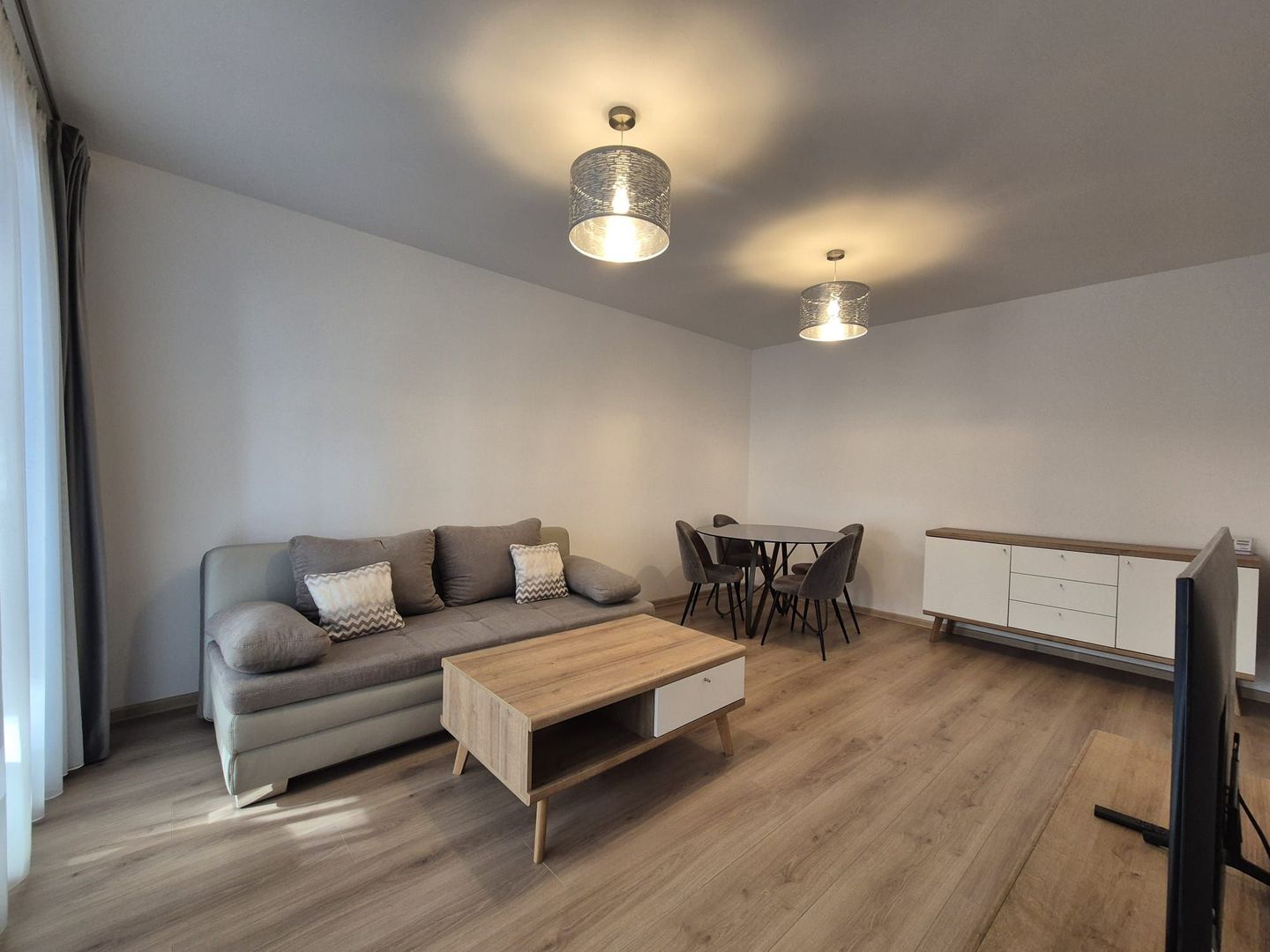 Zona Coresi, str. 13 Decembrie, apartament spațios, bloc nou, loc parcare - Poză 5