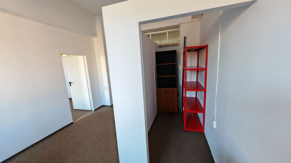 Birouri spatioase in cladire de birouri - Poză 6