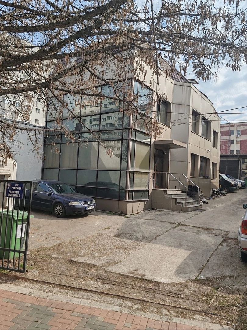 Vila P+1+M de inchiriat | 7 camere, 5 bai| curte mare, Sector 3 - Poză 1