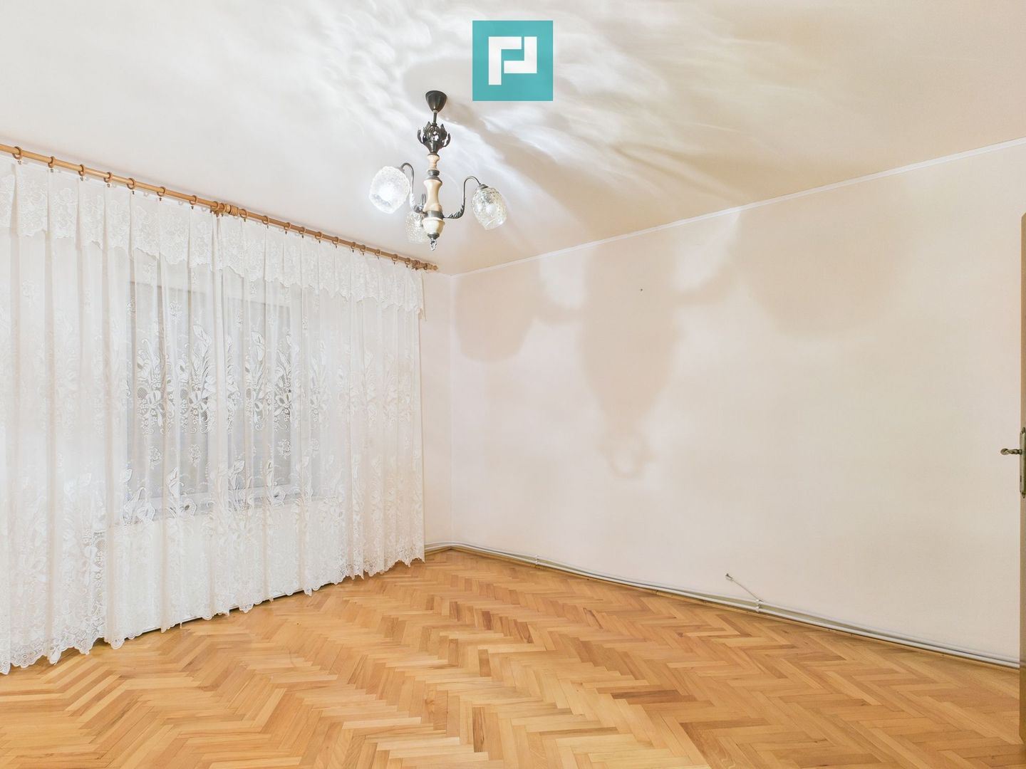 Casă cu 2 corpuri  și 5 camere în Livada - Poză 6