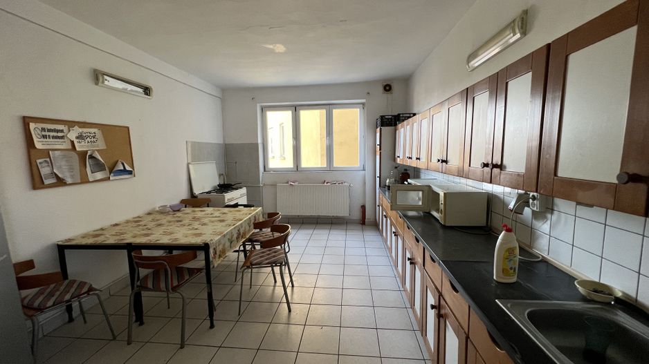 24 de locuri de cazare in 8 garsoniere si anexe pe un etaj intreg - Poză 3