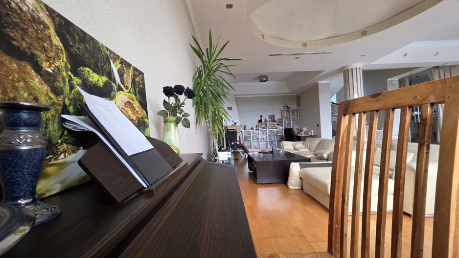 Casă Vilă cu 9 camere și piscină încălzită în localitatea Cornu - Poză 6