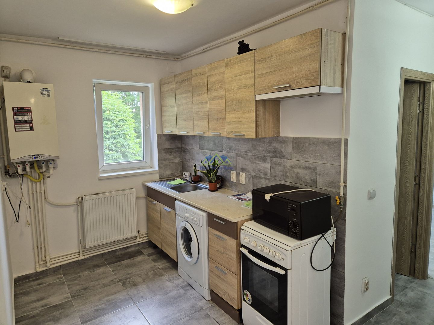 Vand Apartament 2 camere, zona Pietonala, et.3/3, st-45m, balcon, C.T. - Poză 2