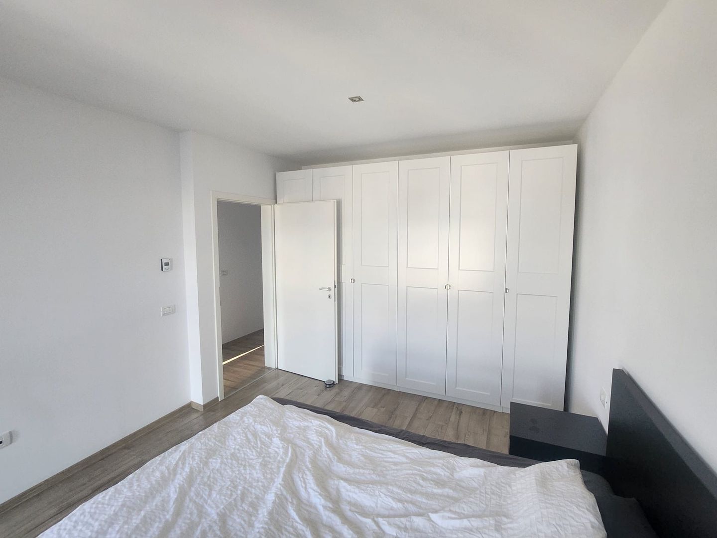 Apartament spatios cu 2 locuri de parcare - Poză 4