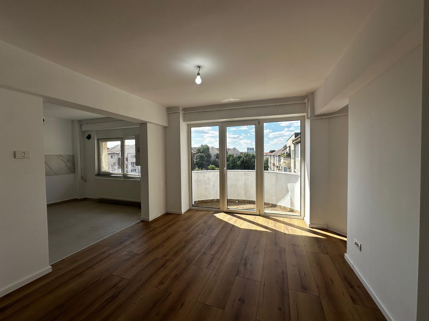 Apartament complet renovat cu scara interioara - Poză 3