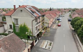 Casă cu garaj și panouri fotovoltaice în centrul orașului Salonta - Poză 1