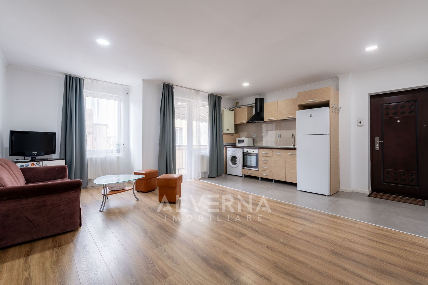 Inchiriere apartament 3 camera, 68mp + balcon, loc parcare, zona Terra - Poză 1