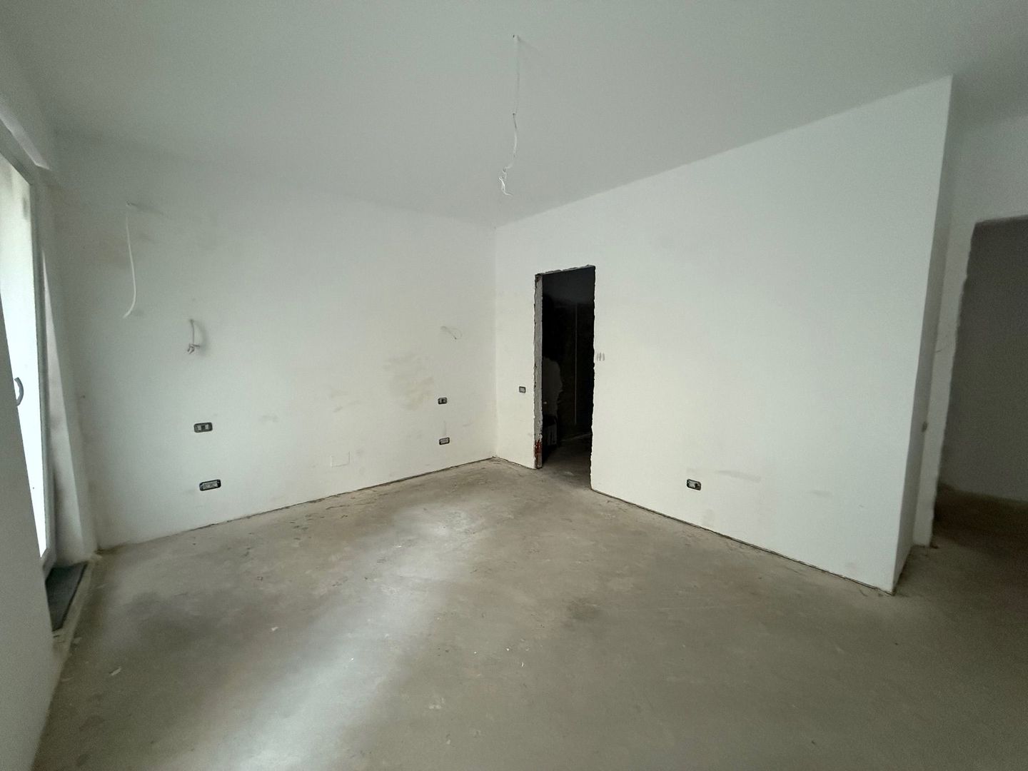 Apartament 4 Camere de Vanzare - Poză 2