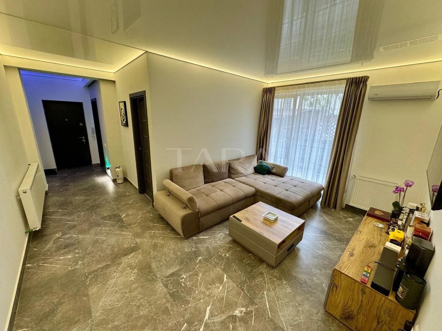 Apartament cu 3 camere, mobilat premium, parcare inclusă. - Poză 3