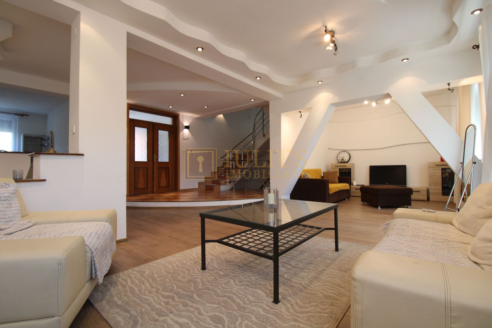 Casa in Blascovici, 5 camere + 3 bai, centrala proprie - Poză 1