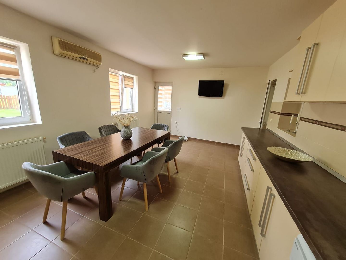 Casă cu teren generos pretabila pentru afacere - Poză 6