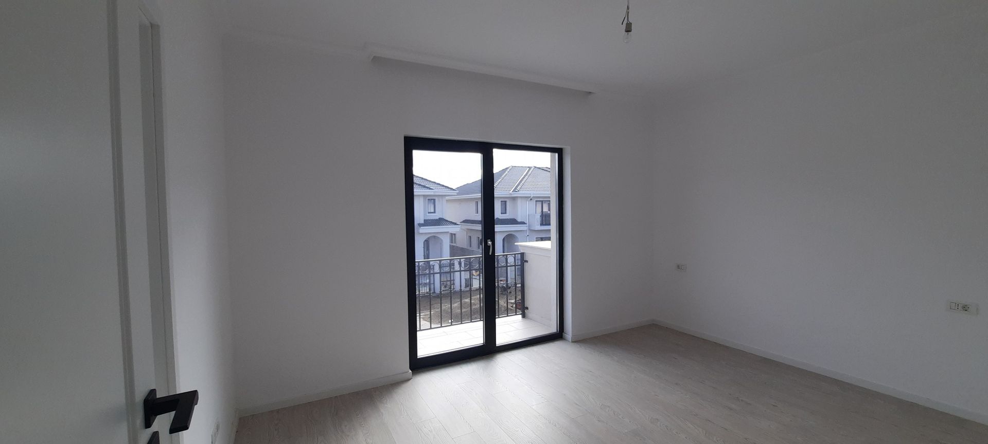 Duplex frumos cu arhitectura mediteraneana - Poză 7