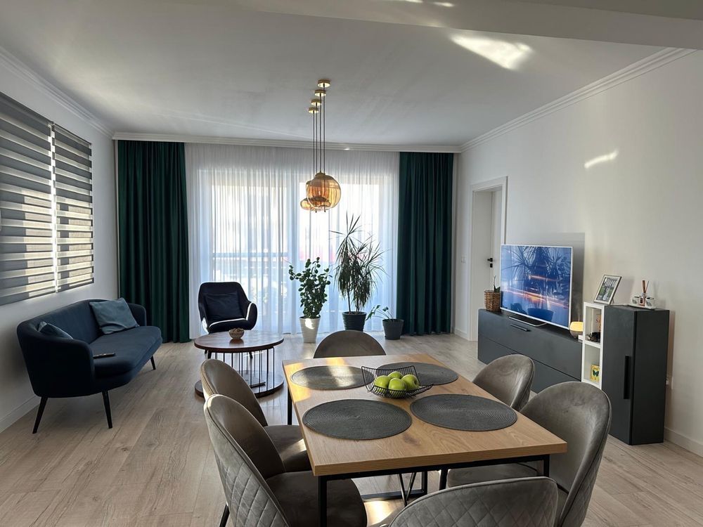 Vând apartament cu trei camere - Poză 1