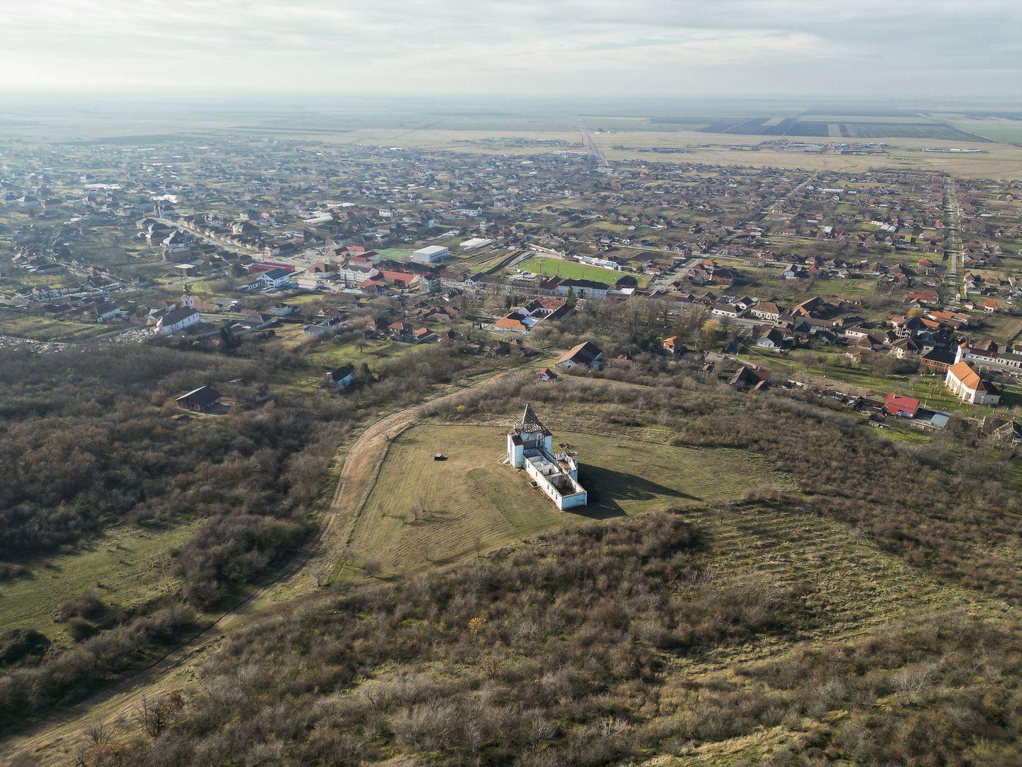 Castel cu vedere panoramică pe dealul Șiriei - Poză 4