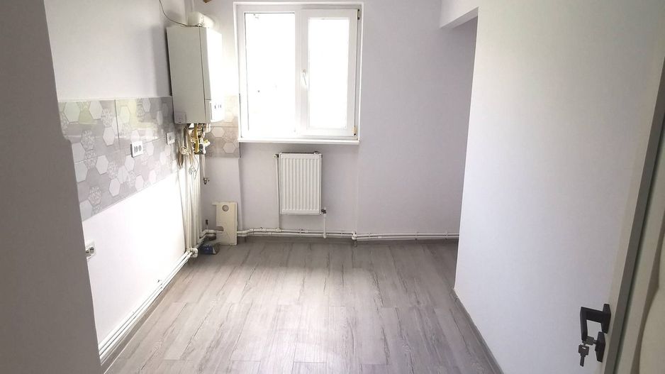 De vanzare apartament cu 2 camere, central. et. 3, 79.900 euro - Poză 6