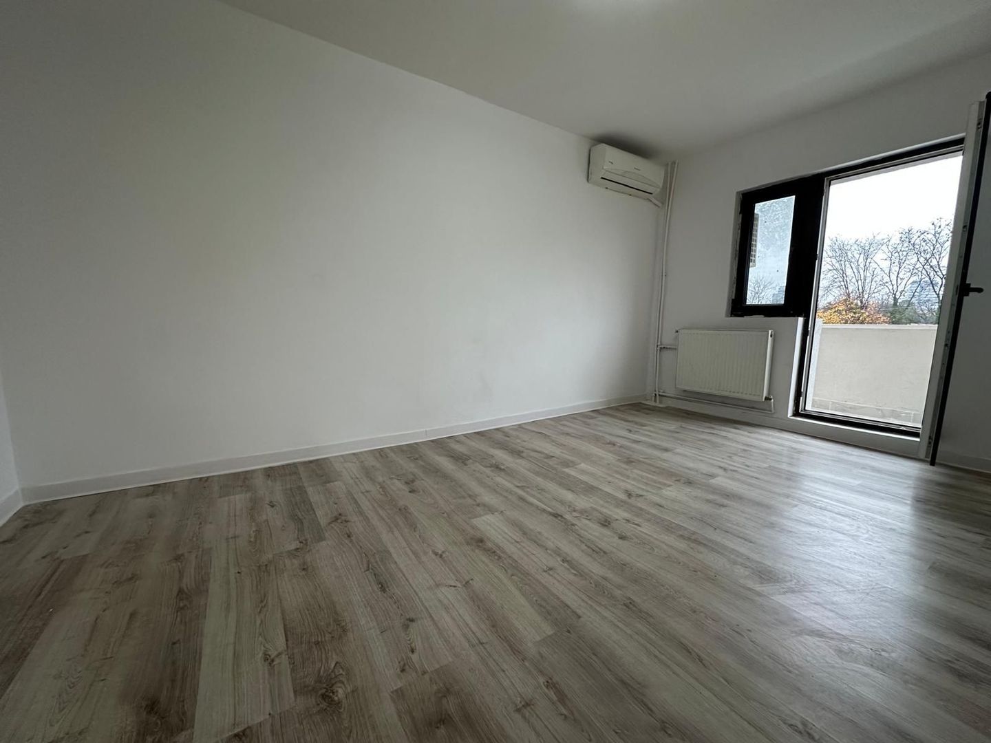 1 camera renovata cu balcon ETAJ 1 - Poză 1