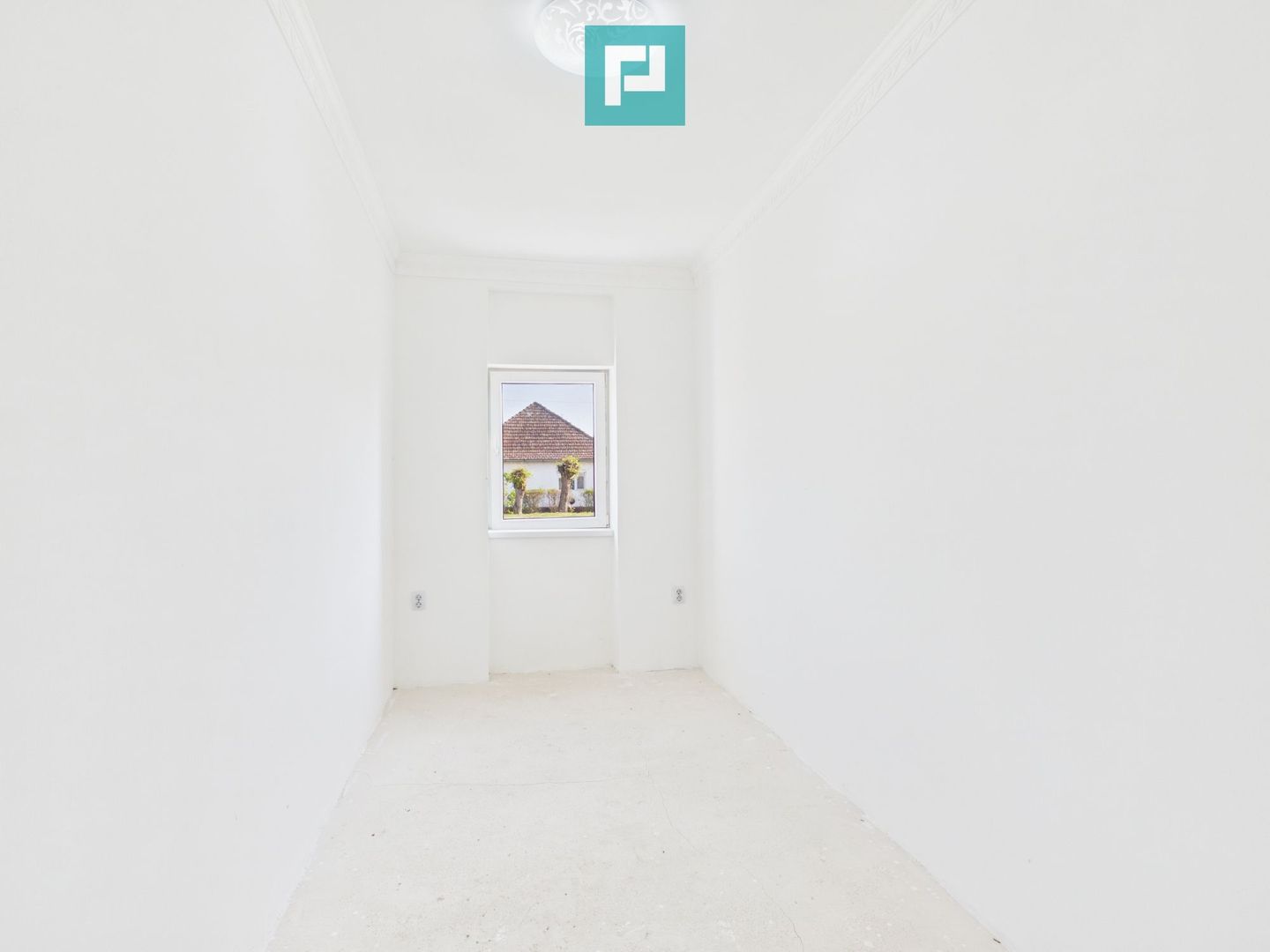 Casă renovată 4 camere si 1452 mp teren în Bătania - Poză 8