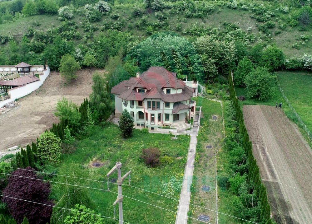 Vila spatioasa in zona exclusivista a orasului Piatra Neamt - Poză 2