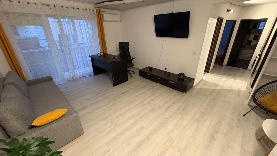Apartament 2 camere decomandate, etaj intermediar, balcon, parcare - Poză 1