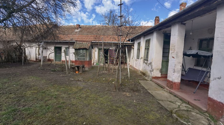 Casa cu teren generos- Recas - Poză 1